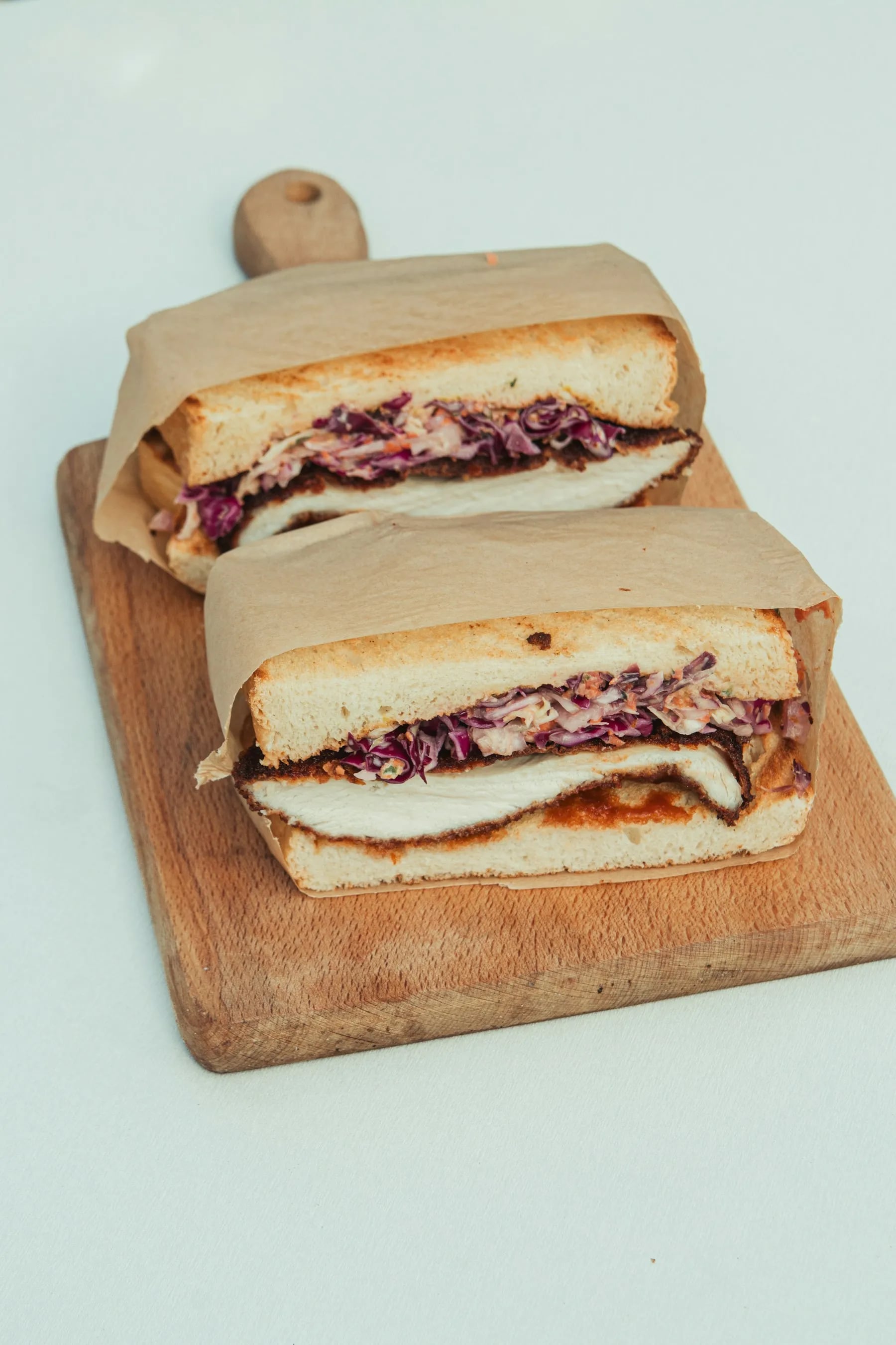 Sándwiches sobre una tabla de madera