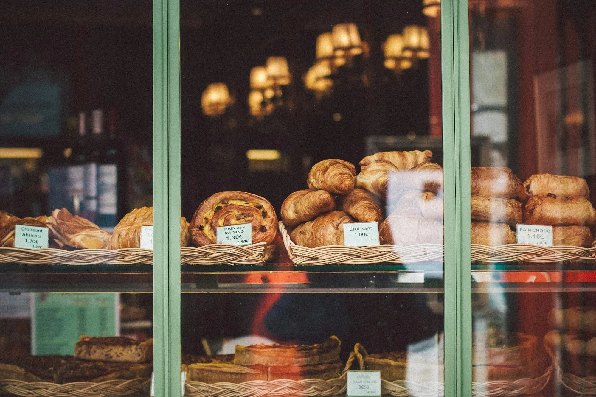 Vidriera con panes y facturas