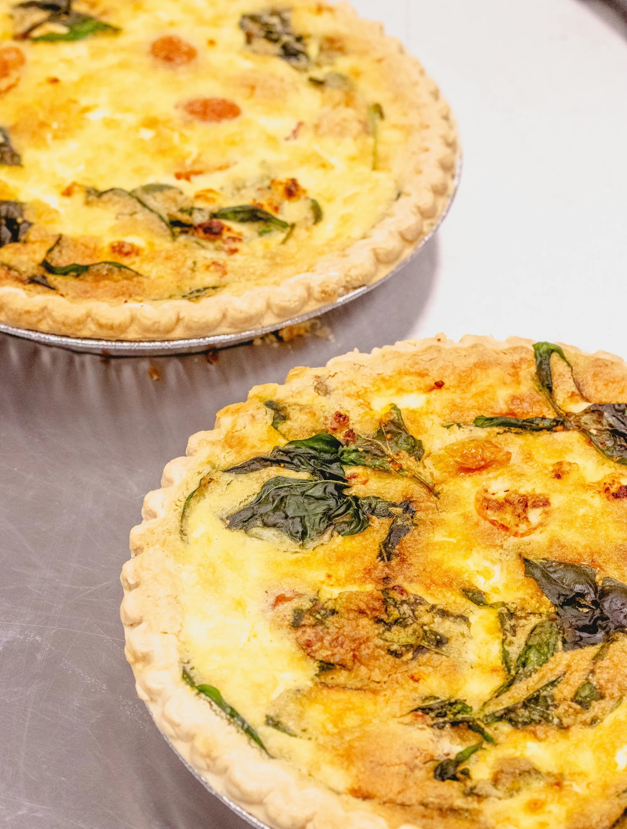 Quiche de verduras recién horneada