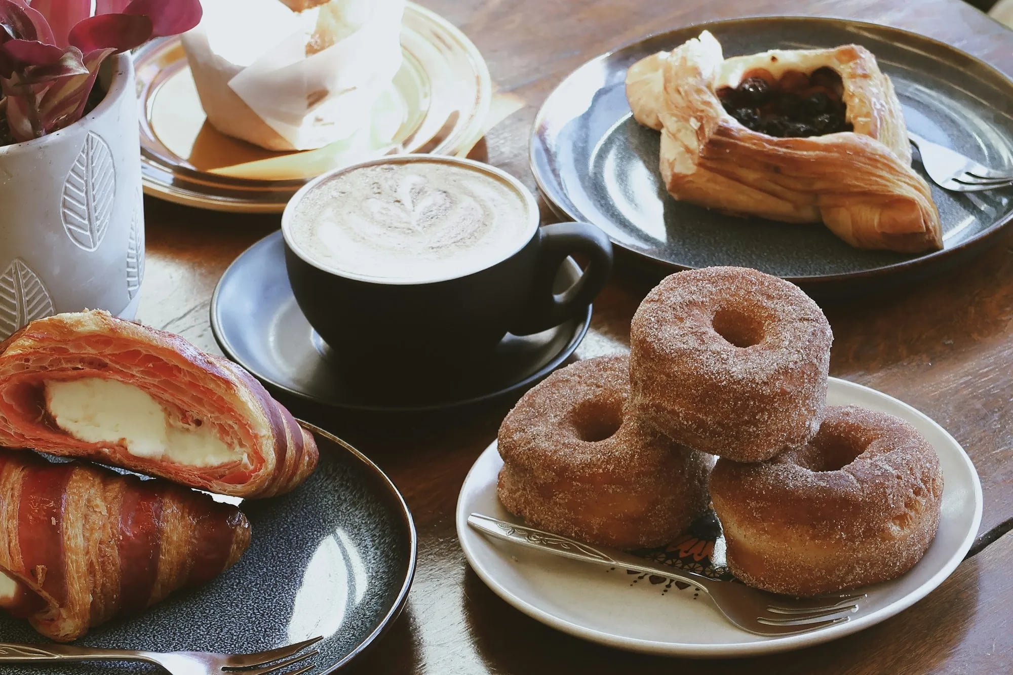 Mesa con café y facturas
