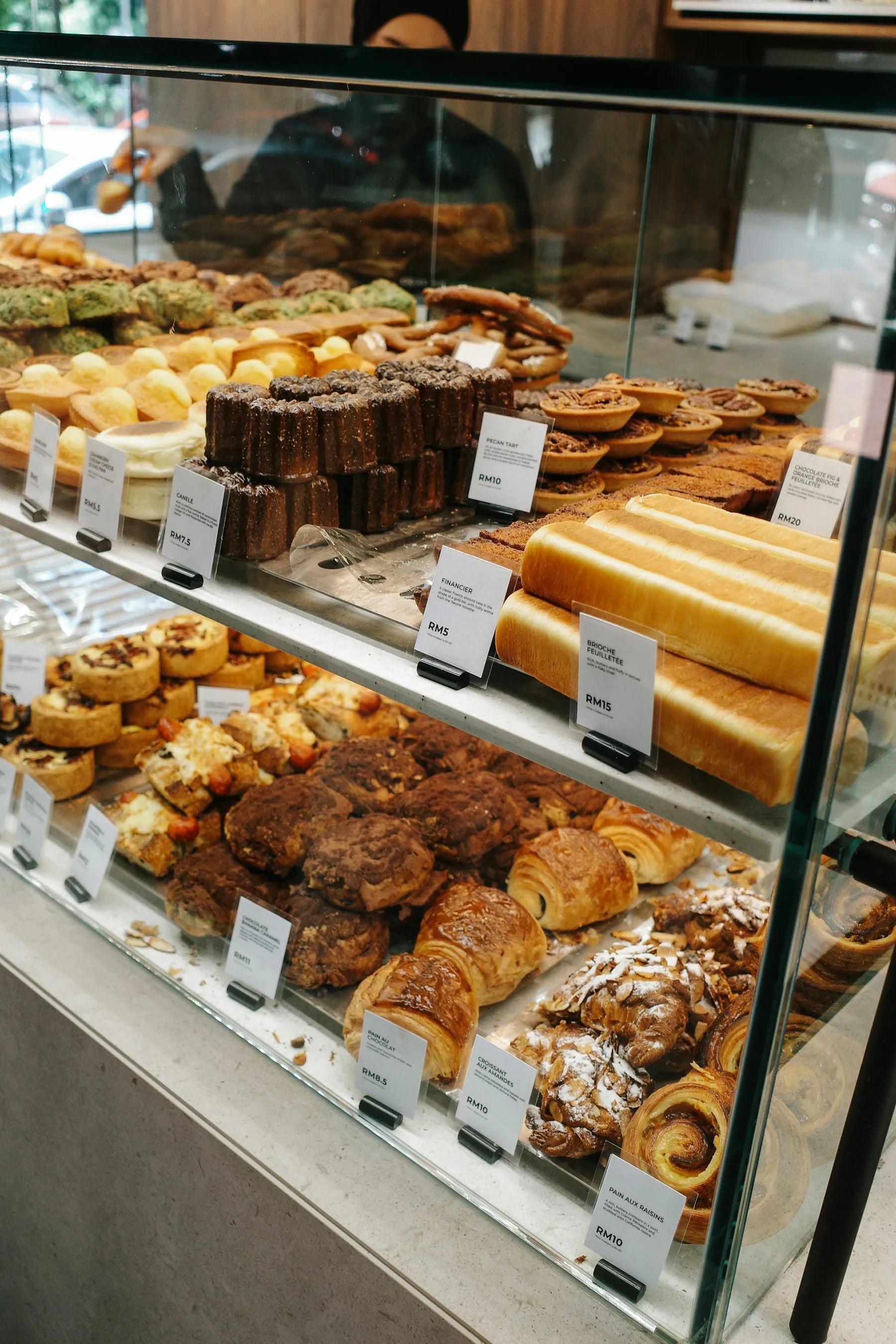 Exhibidor con facturas y panes
