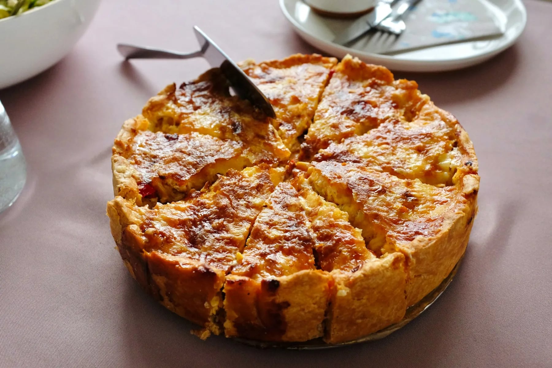 Quiche entera cortada en porciones